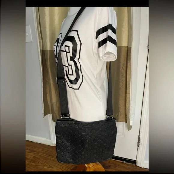 Gucci Black Embossed Leather Men's Bag - Picture 4 of 8